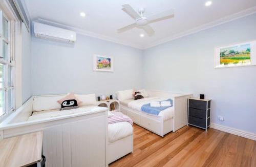 Ringwood East House | Family-Friendly 2BR Home Near Eastland n BBQ & Toys