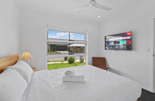 Greenbank House | Family Friendly 4 Bedroom Home with 3 Bathrooms and Air Conditioning