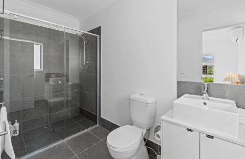 Greenbank House | Family Friendly 4 Bedroom Home with 3 Bathrooms and Air Conditioning