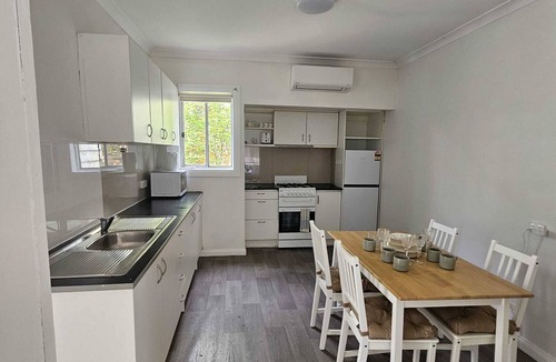 Ballarat House | Family & Pet friendly, fenced yard, walk to town centre