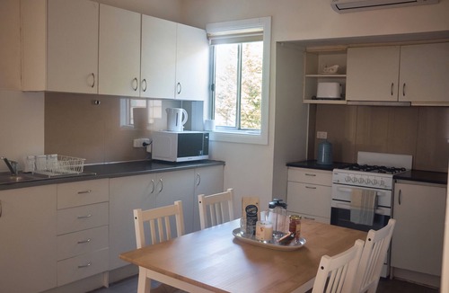 Ballarat House | Family & Pet friendly, fenced yard, walk to town centre