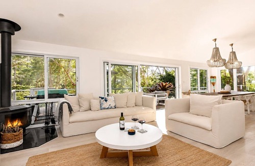 Macmasters Beach House | Family Retreat,moments from Macmasters Beach