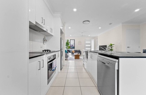 Bellbird Park House | Family Stay |Central Air-Con| Parking| Near Shops