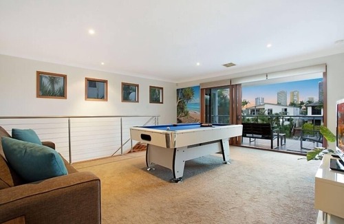 Broadbeach Waters House | FANTASTIC VALUE, affordable luxury