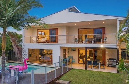 Broadbeach Waters House | FANTASTIC VALUE, affordable luxury