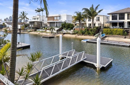Broadbeach Waters House | FANTASTIC VALUE, affordable luxury