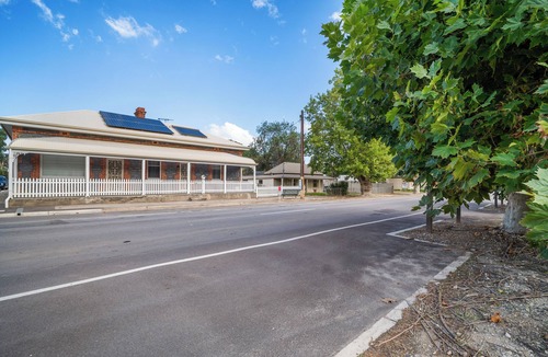 Talunga House | Federation home, Sleeps 8, near Barossa Valley, Fireplace & Spa, Pub next door.