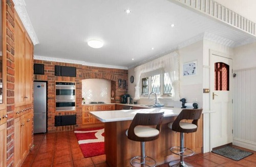 Lakes Entrance House | ‘Federation Style’ 4 bedroom House with Ocean View