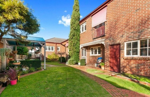 Lakes Entrance House | ‘Federation Style’ 4 bedroom House with Ocean View