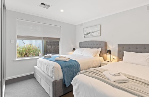 Payneham South Condo | Feel comfortable in this fully equipped, 2-bedroom unit located in quiet Payneham South, ideal for travelling workers & families. Easy parking, no stairs, heat & cool throughout, Wi-Fi, linen hire inc., keyless entry & easy self check-in!
