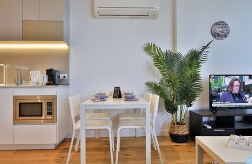 Melbourne Central Business District Apartment | ❤️FIFTE09/InnerCBD/SkyHigh View/1Min To Station/FREE(Pool/GYM/Tram)