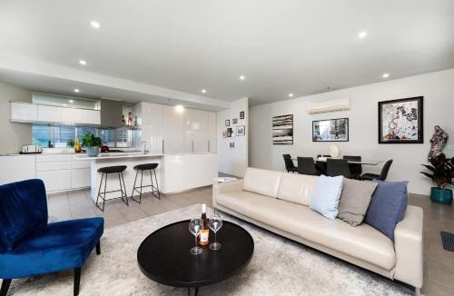 Collingwood North Apartment | Fitzroy Aptmnt Patio, Parking and Pet Friendly