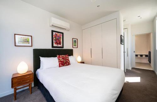 Collingwood North Apartment | Fitzroy Aptmnt Patio, Parking and Pet Friendly