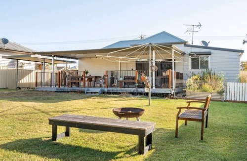 Cessnock House | Flamingo House - 7 mins to Pokolbin wineries, dog friendly, fully fenced