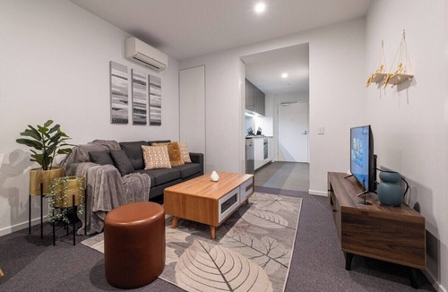 Footscray Apartment | Footscray pool pleasant &Bright 2BR2BA apt
