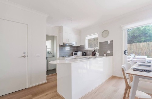 Safety Beach House | Foreshore Escape Beachside Comfort near Dining