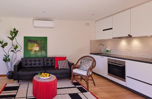 Doncaster Apartment | Forest Romance Retreat near Doncaster Westfield M3
