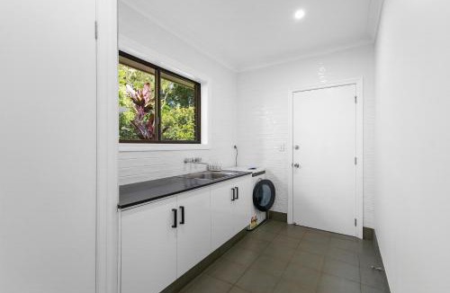 Woombye House | Forever Views - 4BR Peaceful Scenic Getaway