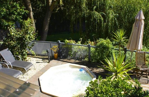 Warburton House | Forget Me Not Cottages- Green Room