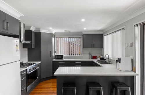 Forster House | Forster 8BR home, free parking, near shop & beach