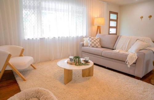 Trinity Beach House | Four Palms, 8 min walk to Beach- Pet Friendly