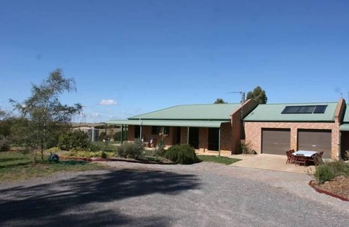 Big Hill House | FREE 2PM CHECKOUT at ROLLING HILLS FARMSTAY at Big Hill, sleeps up to 16.