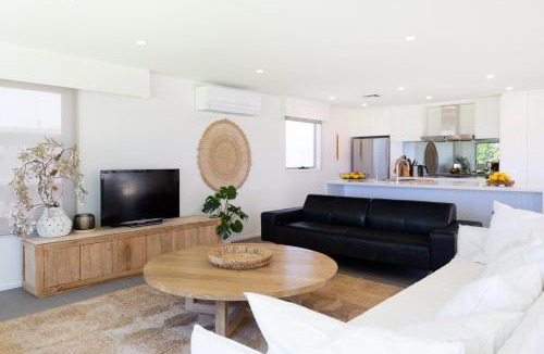 Mollymook Beach House | Free night! Pay for 2 stay for 3