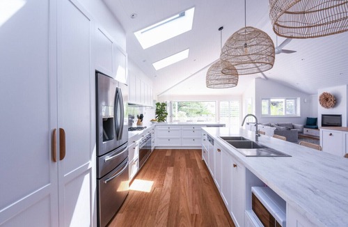Freshwater House | Freshwater Villa - Quick Walk to the Beach
