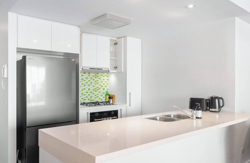 Woolloongabba Apartment | Front Row Convenience - Inner City- 3Bed,2Bath,2Car