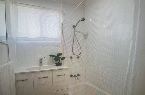Bald Hills House | Full house all comforts Bald Hills close to Hwy near - shops - train - boat ramp