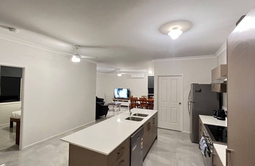 Hillcrest House | Fully A/C Modern 4BRH | Ensuite, 2 Bathrooms & Garage UP TO 14 GUEST