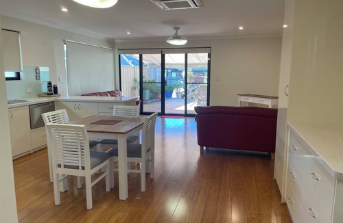 Jandakot Apartment | Fully Self contained 1 bedroom spacious unit adjoining rear of owners home.