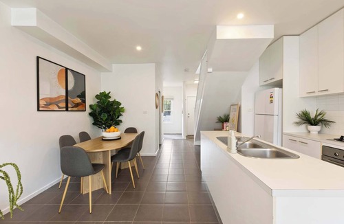 Williamstown House | Galatea Residence | Two Minutes to Beach and Town