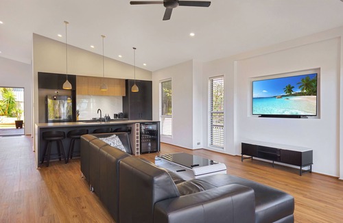 Toukley House | Games Room w Pool Table ~ Large Deck w BBQ + Secure Backyard ~ Air-Con ~ WiFi
