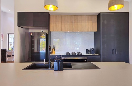 Toukley House | Games Room w Pool Table ~ Large Deck w BBQ + Secure Backyard ~ Air-Con ~ WiFi
