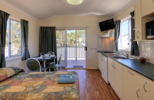Emerald Hotel | Gday Parks Emerald
