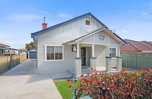 West Tamworth House | Gem on Crown - Freshly Renovated, Pet-Friendly. and Spacious 4BR home