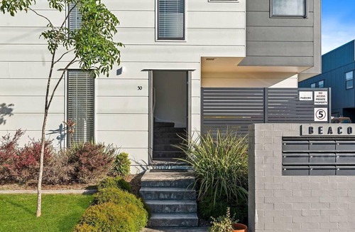 Morayfield House | Gemstone - Central Location