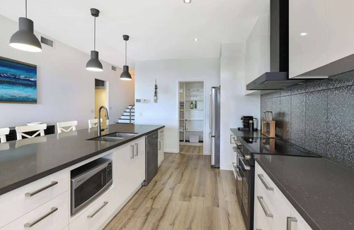 Alexandra Headland House | George 8 Ultimate Beach House