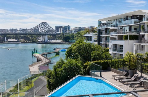 New Farm Apartment | Glen Eagles Suite