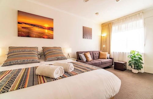 Glenelg Apartment | Glenelg Central Studio | wifi + parking