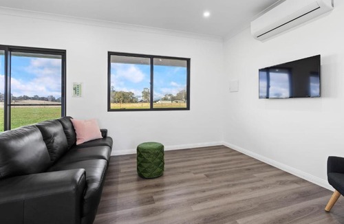 Forest Reefs House | Glenowrie Cottage - 1 King 2 Singles - Near Cadia