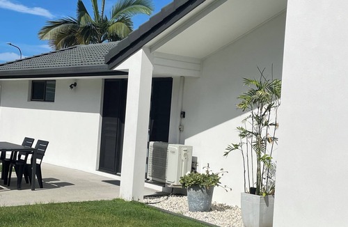 Elanora Apartment | Gold Coast Getaway | King Bed | Private Entry & Yard