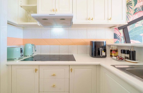 Miami Apartment | Gold Coast Oasis: Pool, Spa, Balcony BBQ, Near