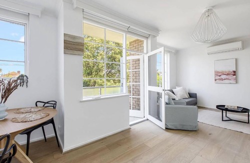 St. Kilda East Apartment | Golden Alma - A Radiant Escape between City & Sand