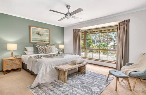 McLaren Vale House | 'Golden Homestead' A Panoramic Vineyard Escape