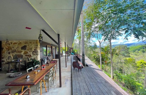 Uki Villa | Golden Retreat Ultimate 5 Bed - Villa & Guesthouse