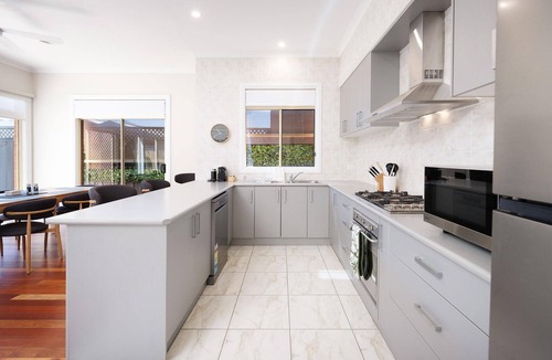 Albury House | Golden Townhouse at the Gardens - Stylish three bedroom townhouse in central Albury