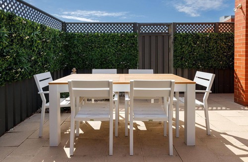 Albury House | Golden Townhouse at the Gardens - Stylish three bedroom townhouse in central Albury