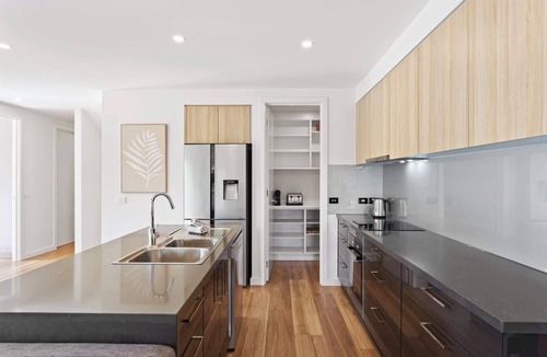 Cowes House | Golf Course Front Stylish Townhouse w/Pool Access